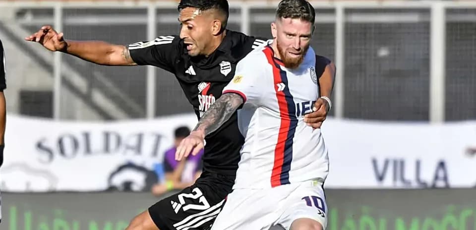 Jugadores de San Lorenzo y Deportivo Riestra en acción