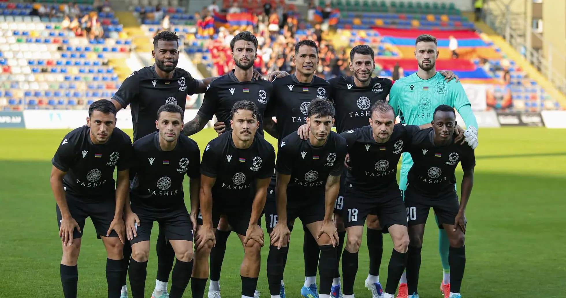 Jugadores de Ararat-Armenia en formación