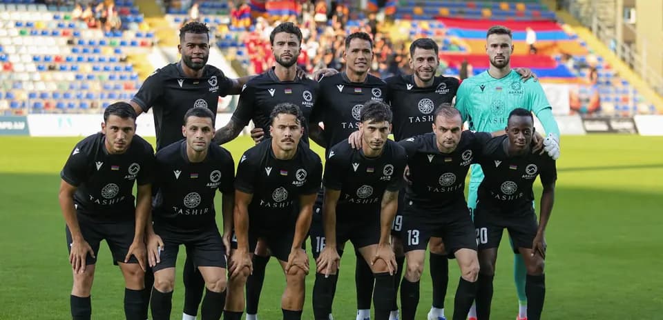 Jugadores de Ararat-Armenia en formación