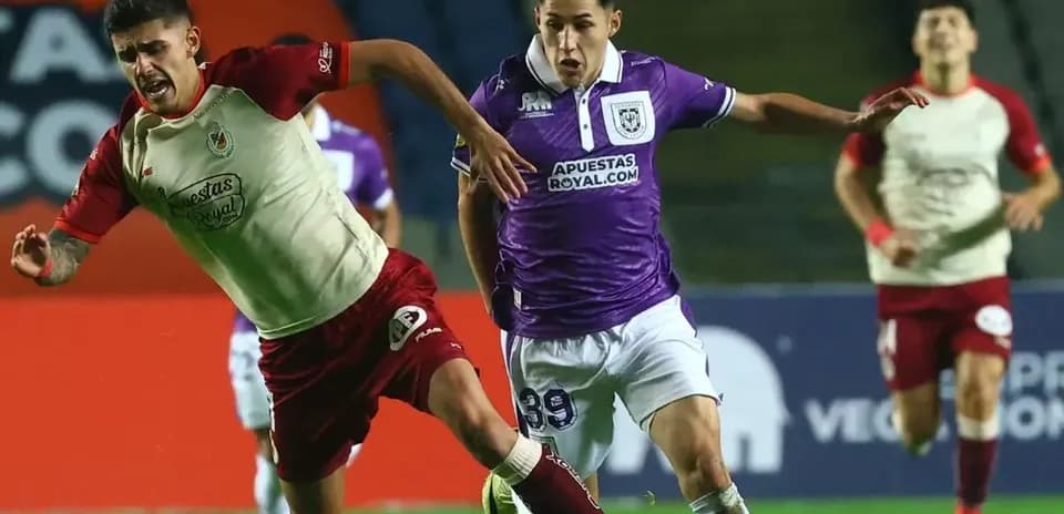 Jugador de Universidad de Concepción en acción