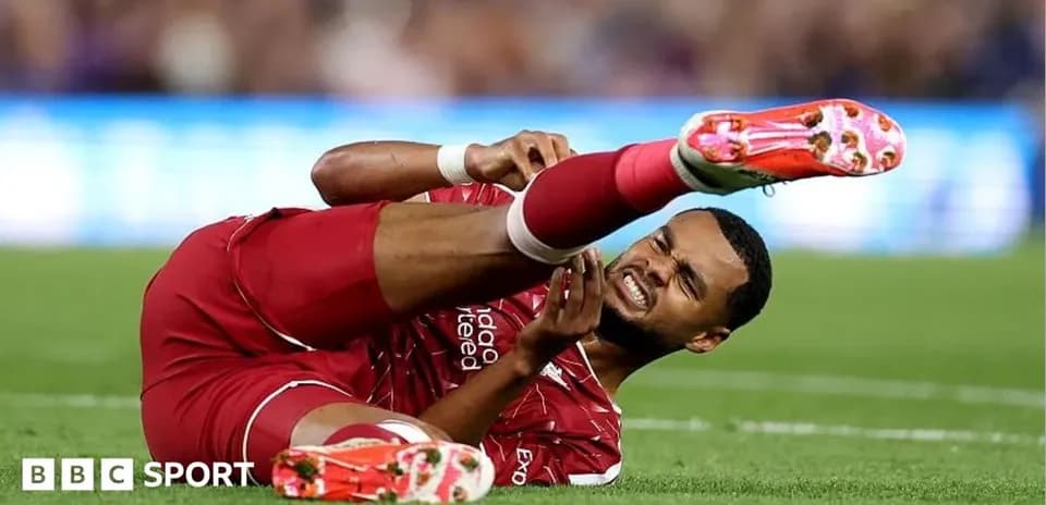 Jugador de Liverpool con lesión en el campo