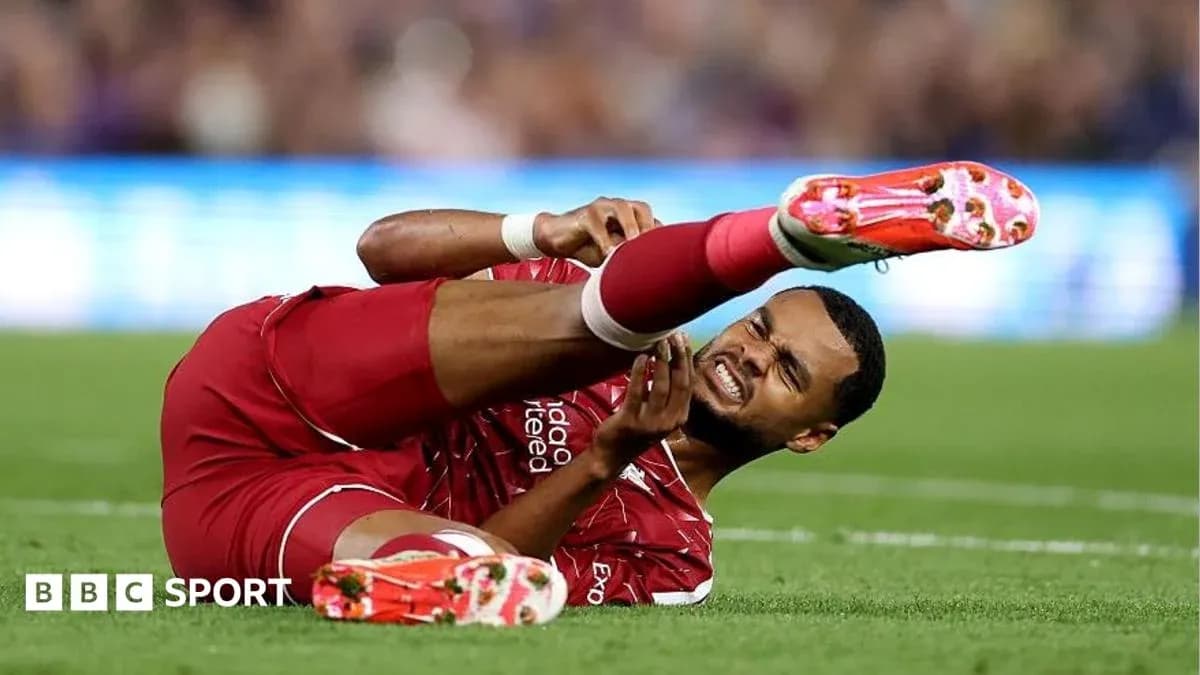Jugador de Liverpool con lesión en el campo
