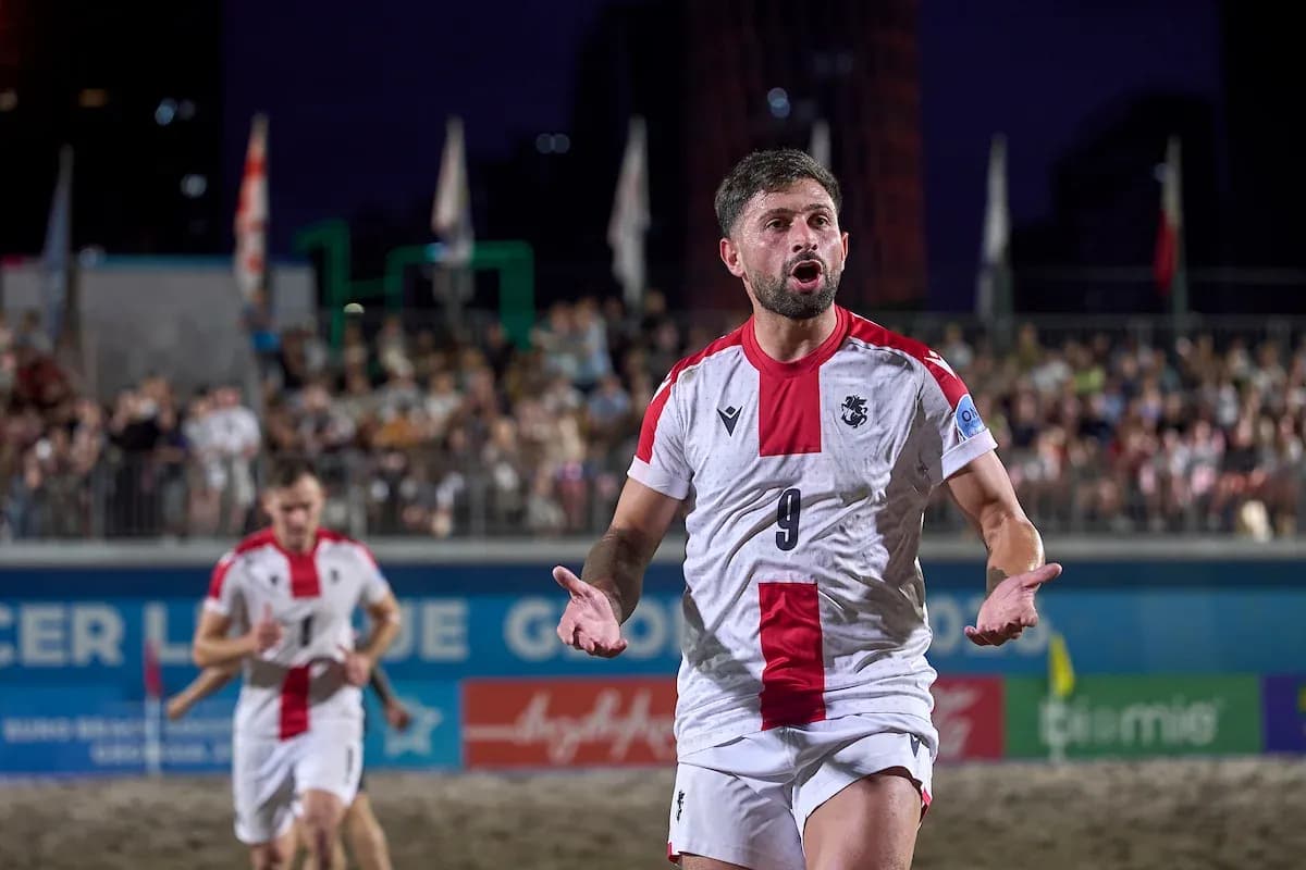 Jugador celebrando en partido de fútbol playa