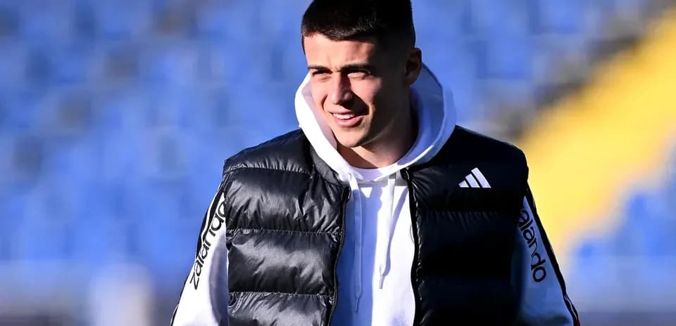 Jugador en el campo con chaleco y sudadera