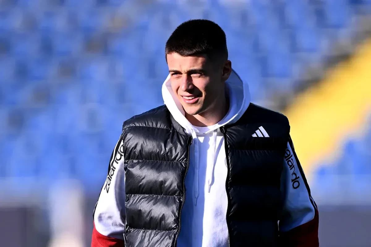 Jugador en el campo con chaleco y sudadera