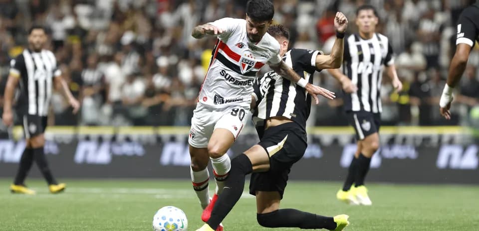 Jugadores de Sao Paulo y Atletico-MG en acción