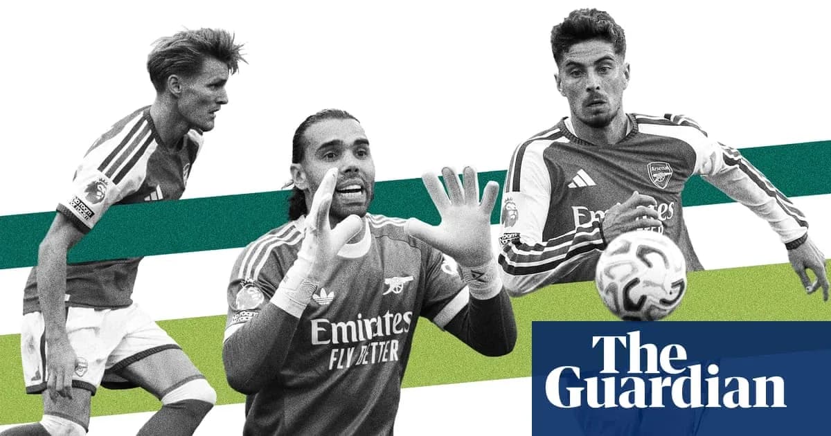 Tres jugadores de Arsenal en acción durante un partido