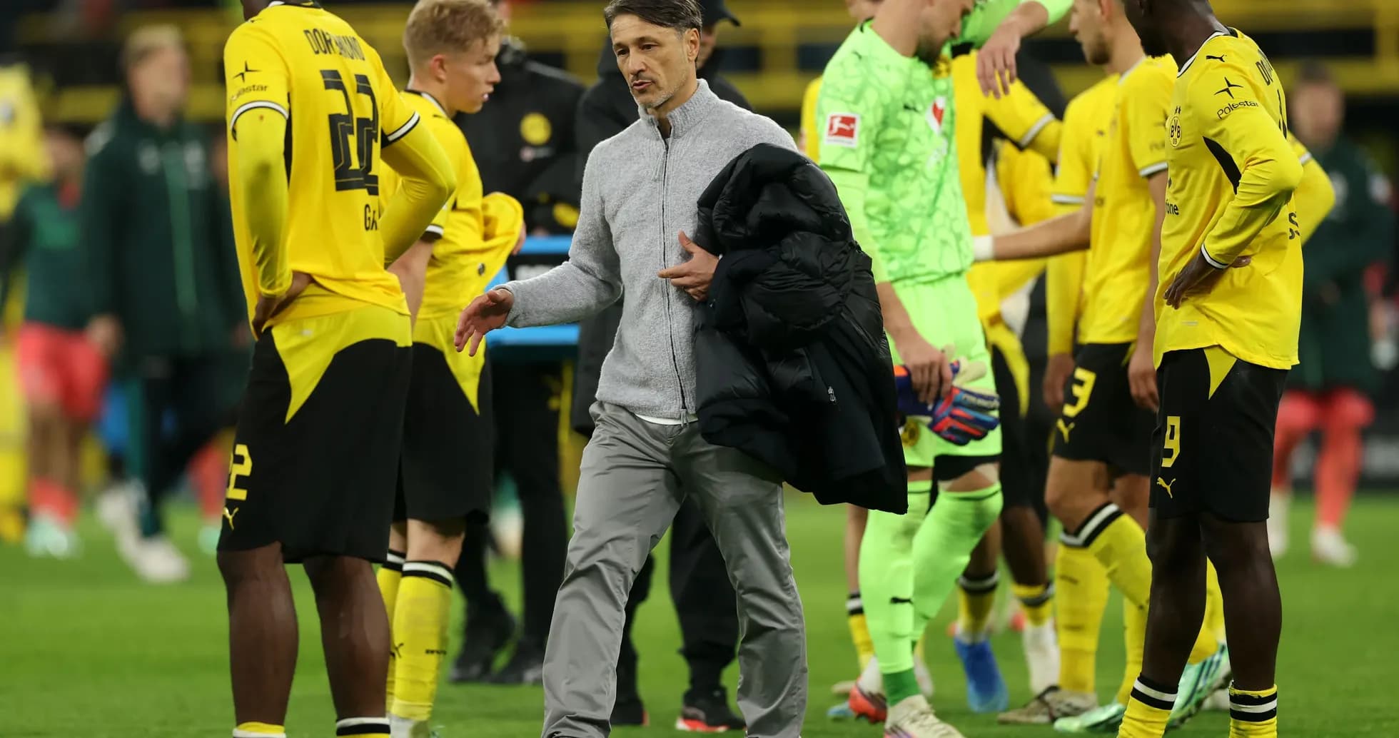 Entrenador de Borussia Dortmund hablando con jugadores
