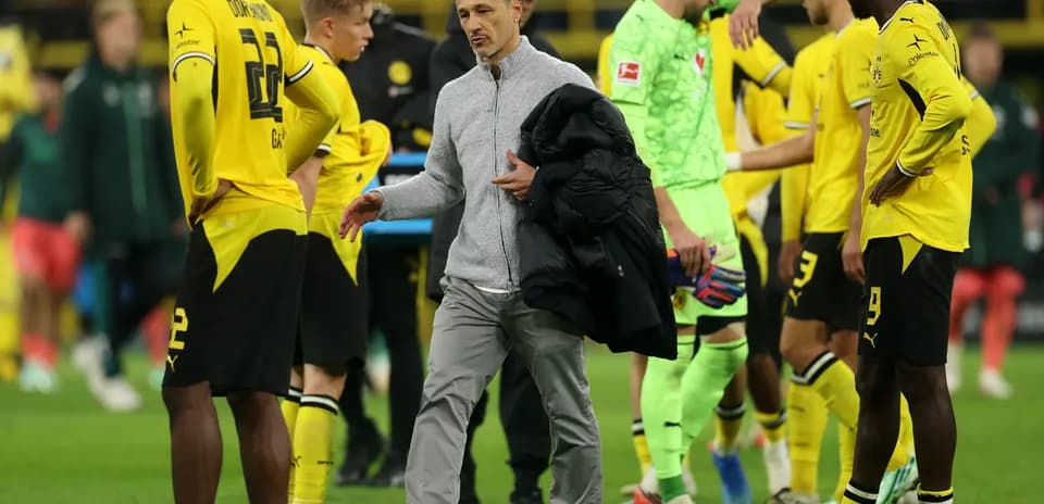 Entrenador de Borussia Dortmund hablando con jugadores