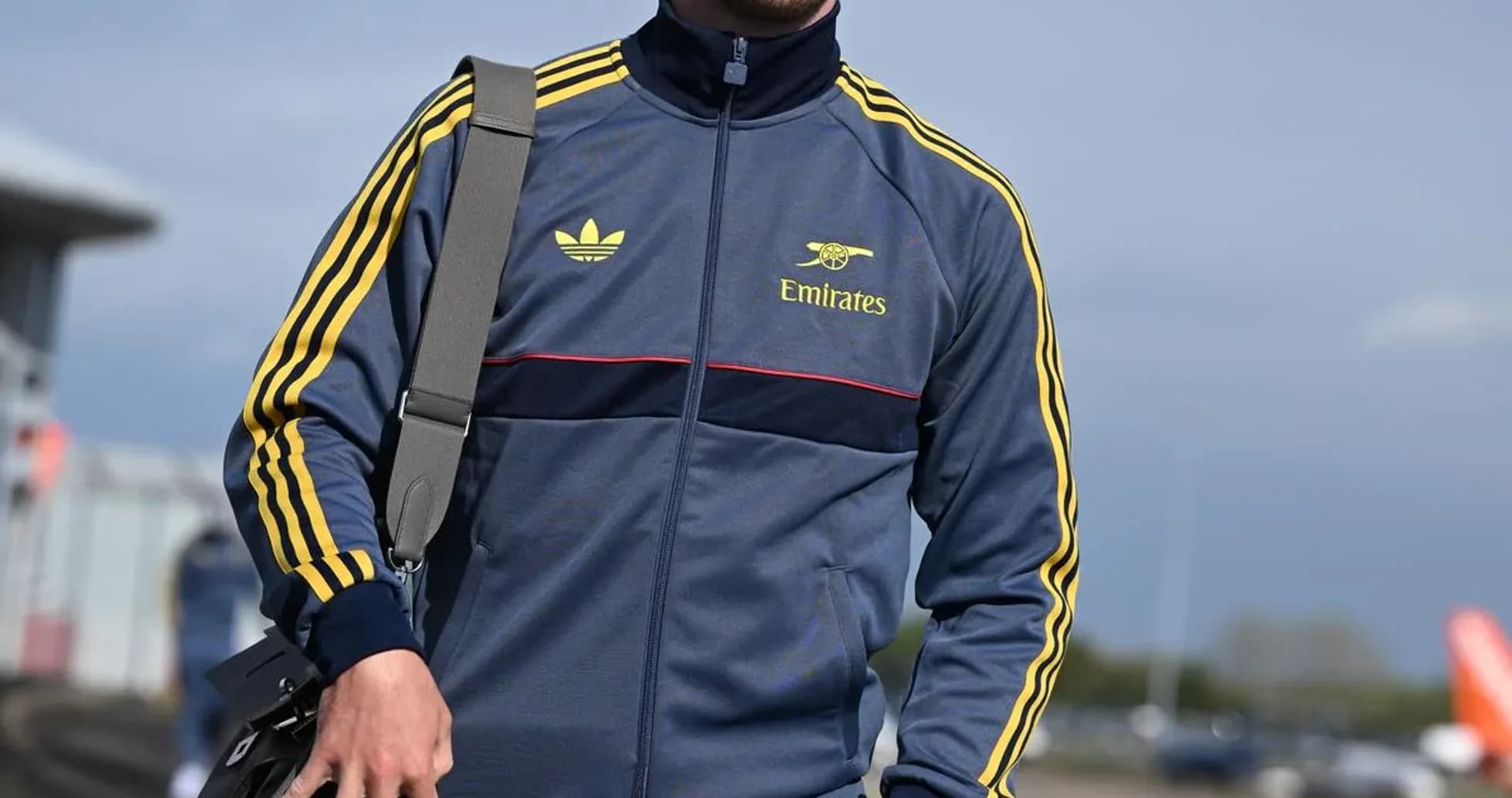 Jugador caminando con traje deportivo y bolso