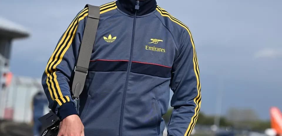 Jugador caminando con traje deportivo y bolso