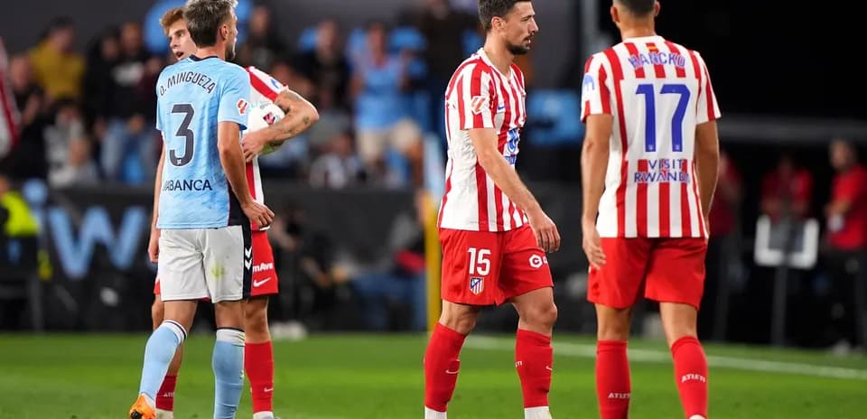 Jugadores de Atlético Madrid y Celta Vigo en acción