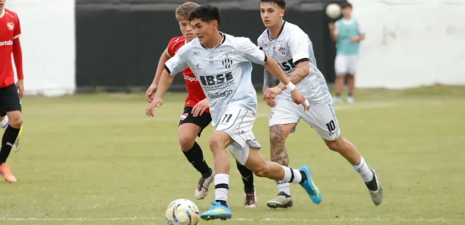 Jugadores de Central Córdoba y Independiente en acción