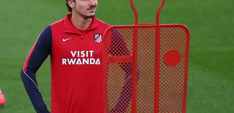 Jugador de Atlético de Madrid en entrenamiento con conos