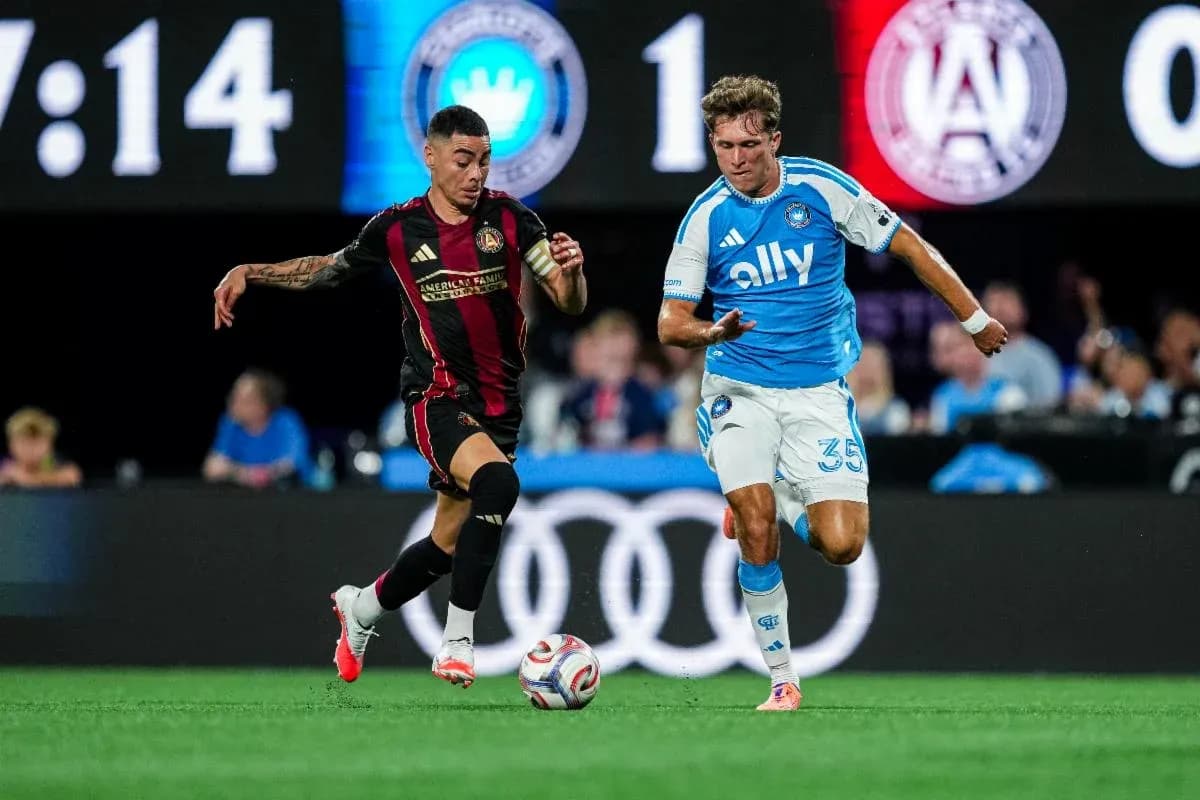 Jugadores de Atlanta United y Charlotte compiten por el balón