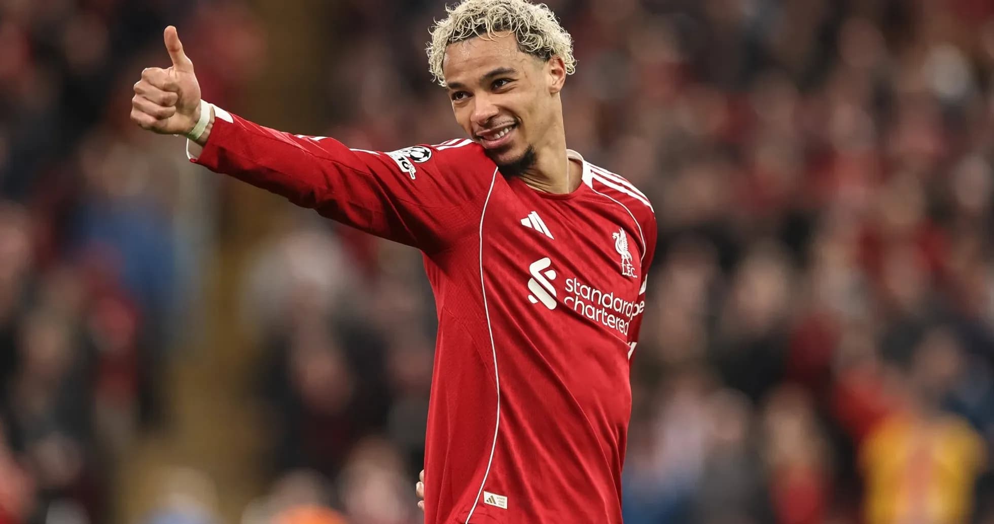 Jugador de Liverpool sonriendo y levantando el pulgar
