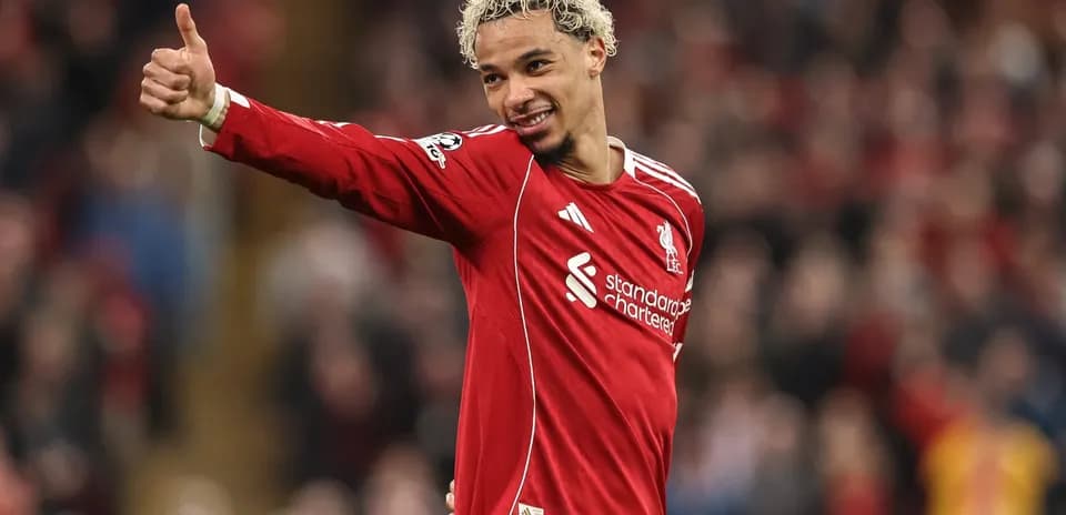 Jugador de Liverpool sonriendo y levantando el pulgar
