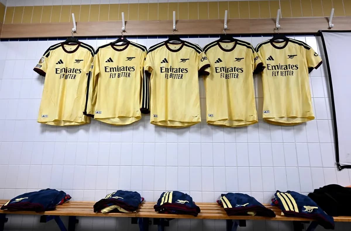 Camisetas amarillas de Arsenal colgadas en vestuario