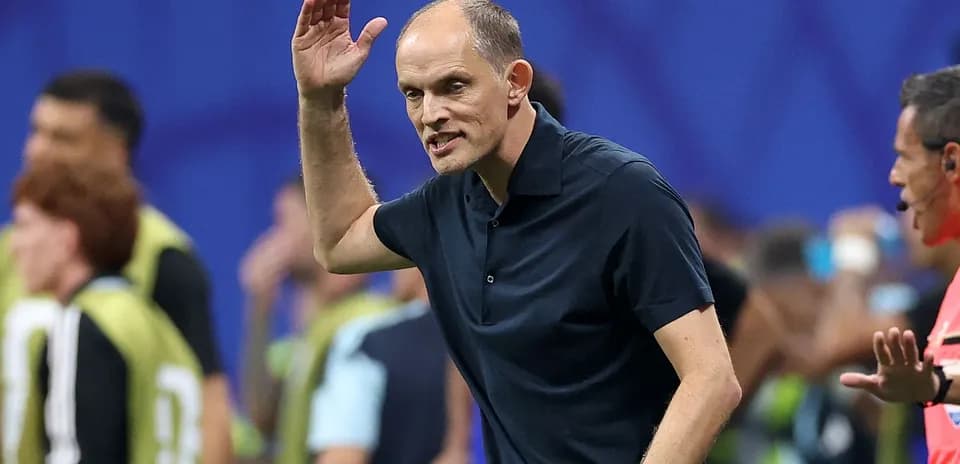 Entrenador dando instrucciones durante el partido