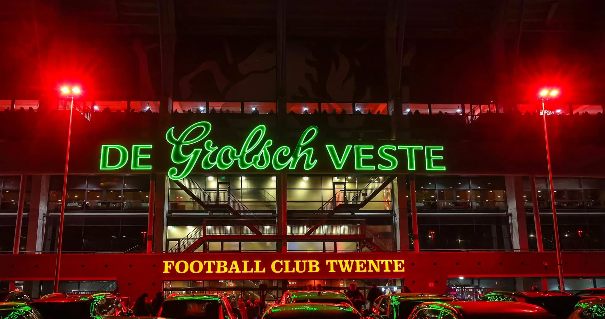 Fachada del estadio De Grolsch Veste iluminada