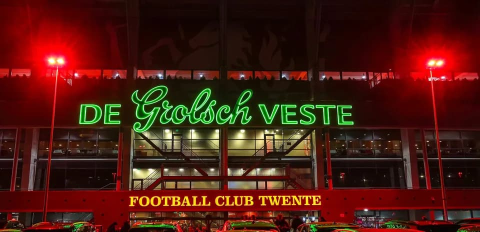 Fachada del estadio De Grolsch Veste iluminada