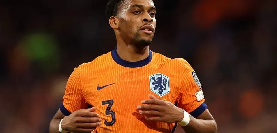 Jugador de Países Bajos con camiseta naranja en acción