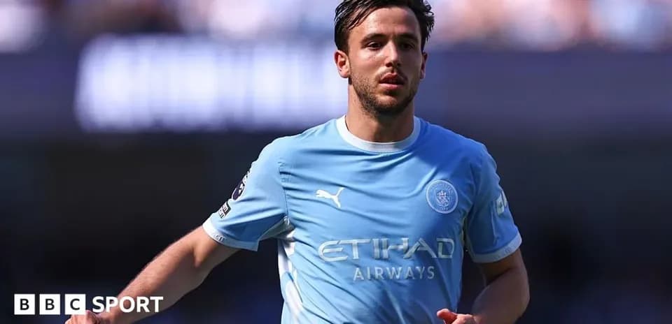 Jugador de Manchester City corriendo en el campo