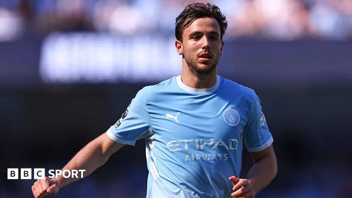 Jugador de Manchester City corriendo en el campo