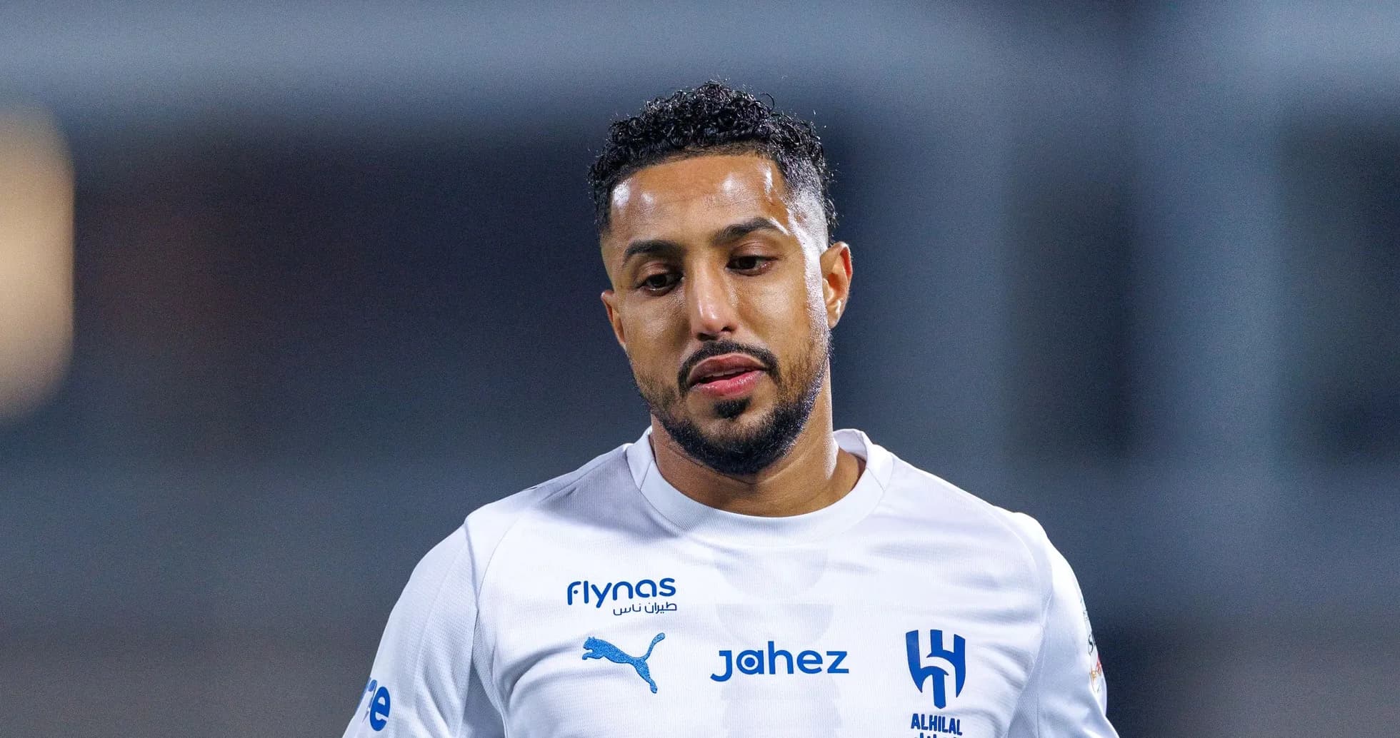 Jugador de Al Hilal con camiseta blanca durante el partido