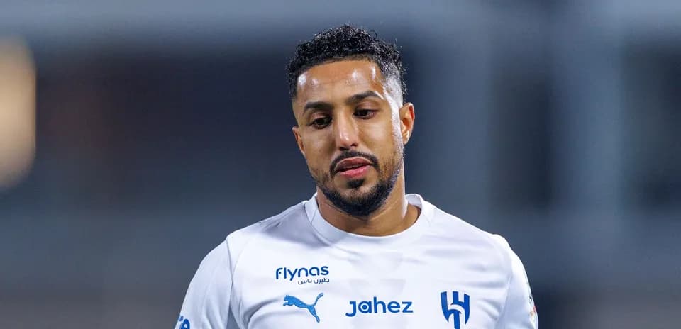 Jugador de Al Hilal con camiseta blanca durante el partido