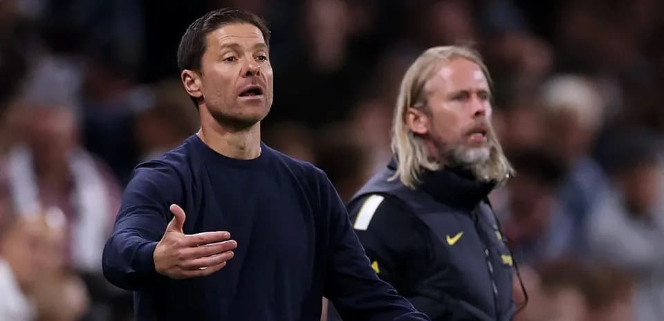 Entrenador gesticulando durante el partido en la banda