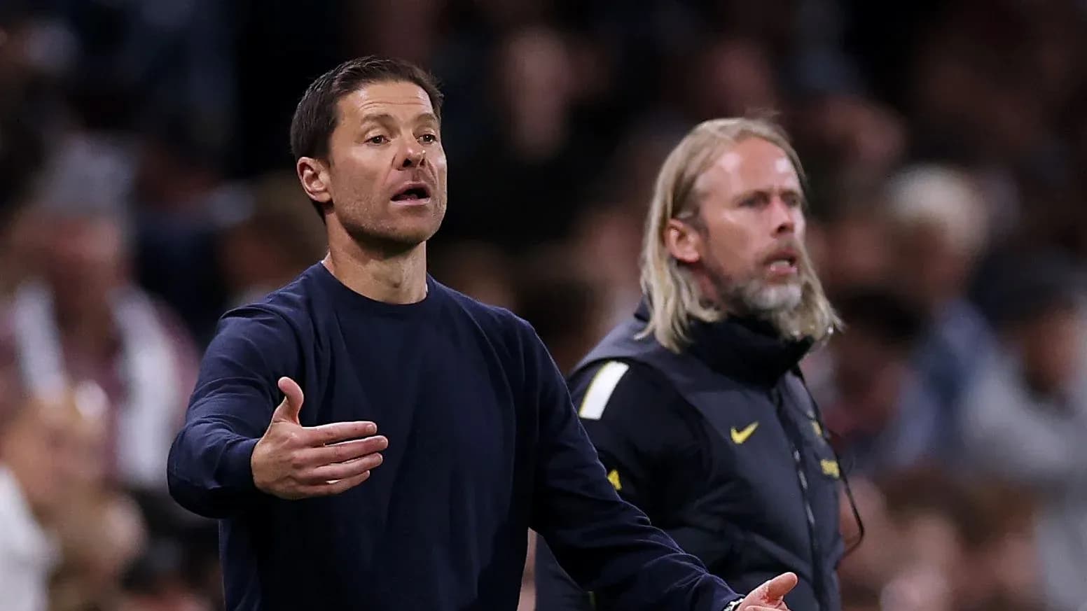Entrenador gesticulando durante el partido en la banda