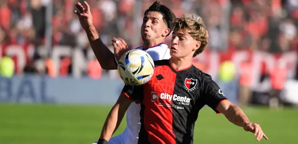 Jugadores disputando el balón en el partido