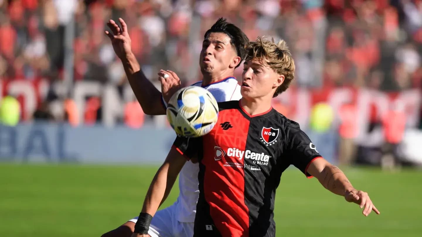 Jugadores disputando el balón en el partido