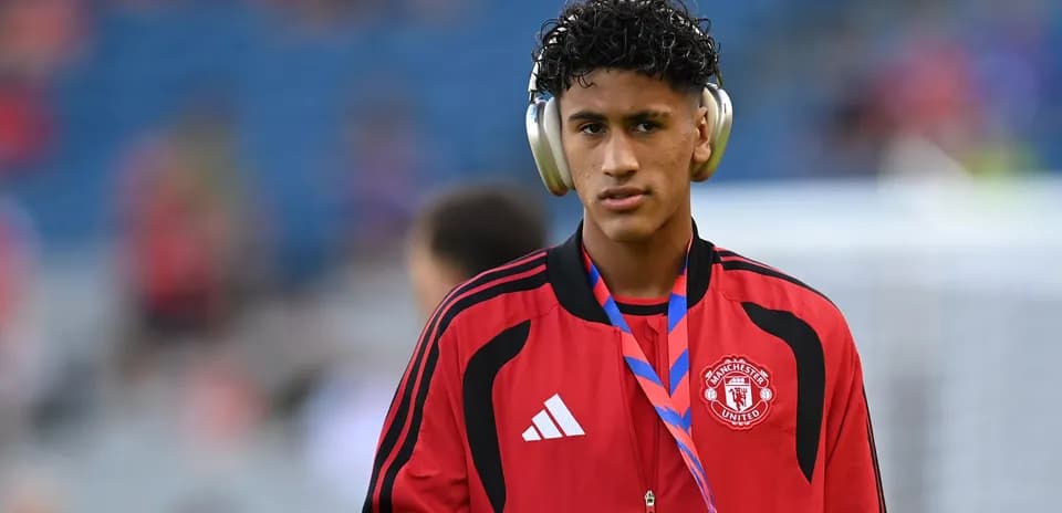Jugador de Manchester United con auriculares en el campo