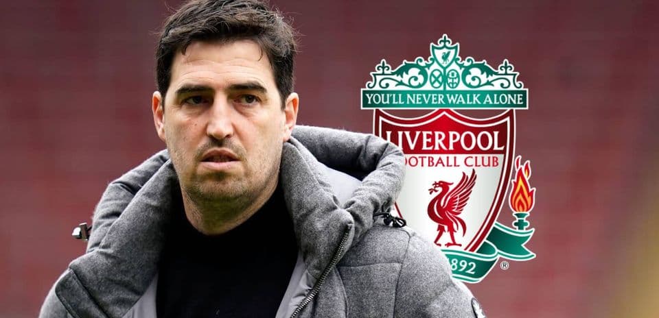 Entrenador de fútbol frente al logo del Liverpool