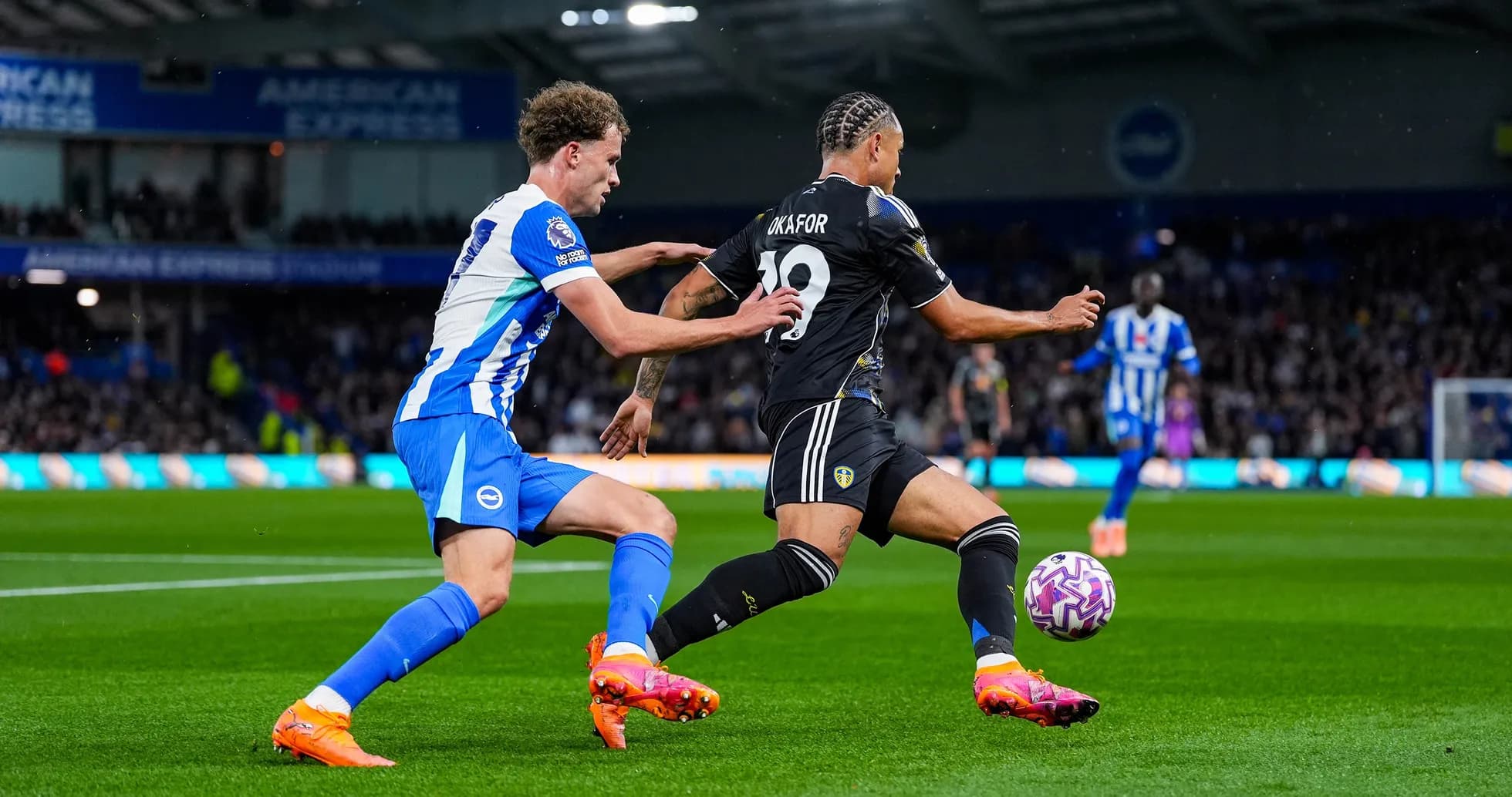 Jugador de Leeds contra Brighton en el campo