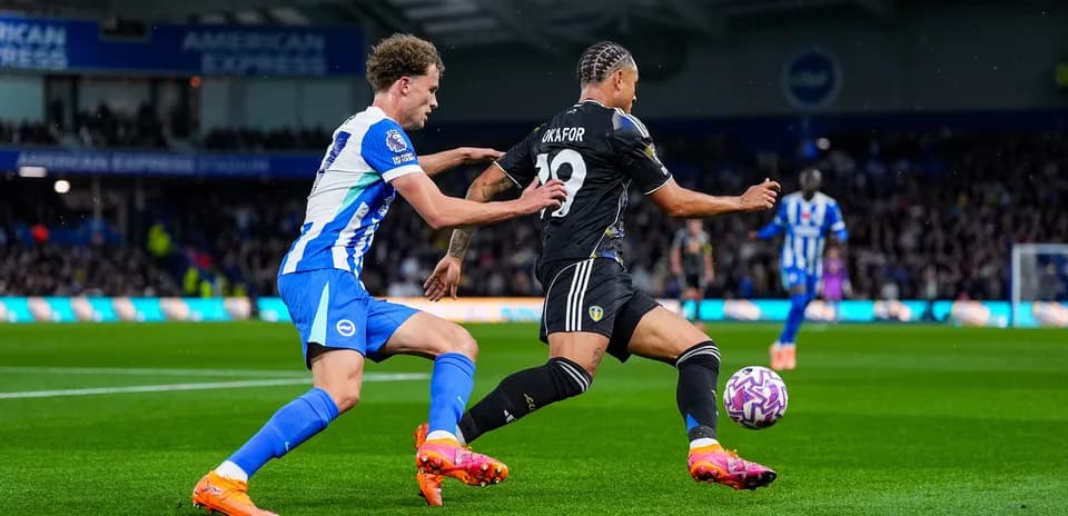 Jugador de Leeds contra Brighton en el campo