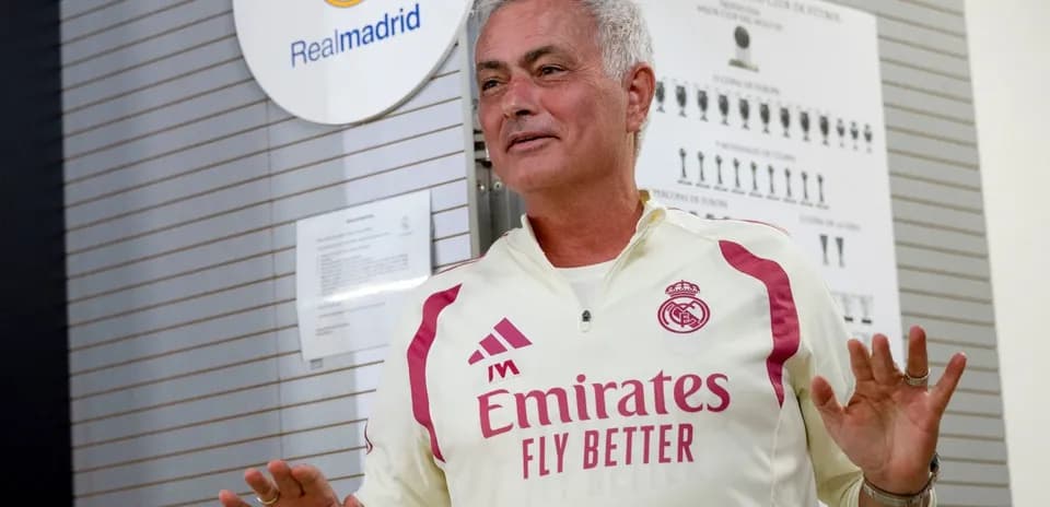 Entrenador hablando en sala del Real Madrid