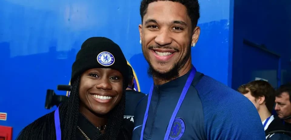 Dos personas sonriendo con ropa de Chelsea FC