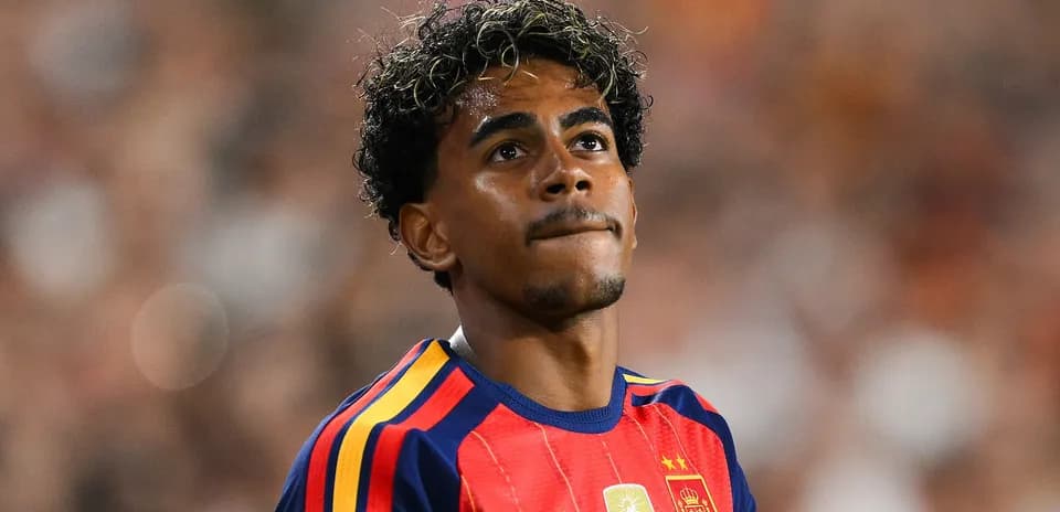 Jugador de España con camiseta roja mirando al horizonte