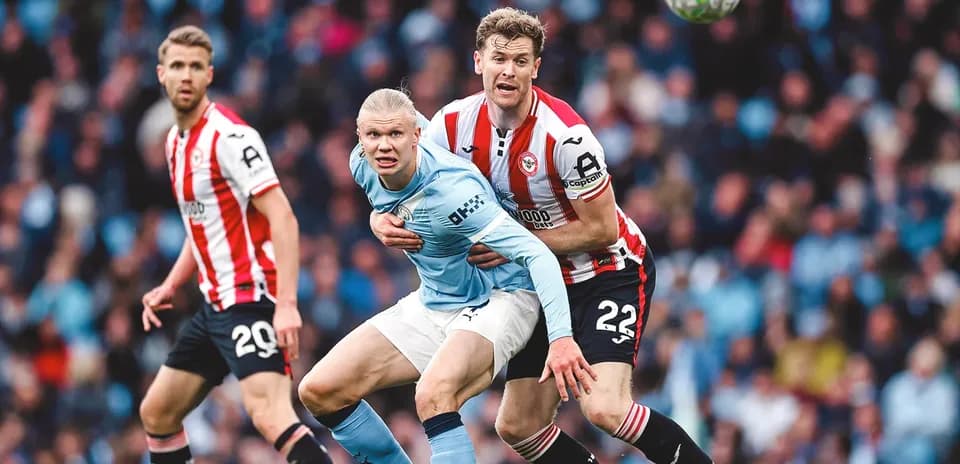 Jugadores de Manchester City y Brentford en acción