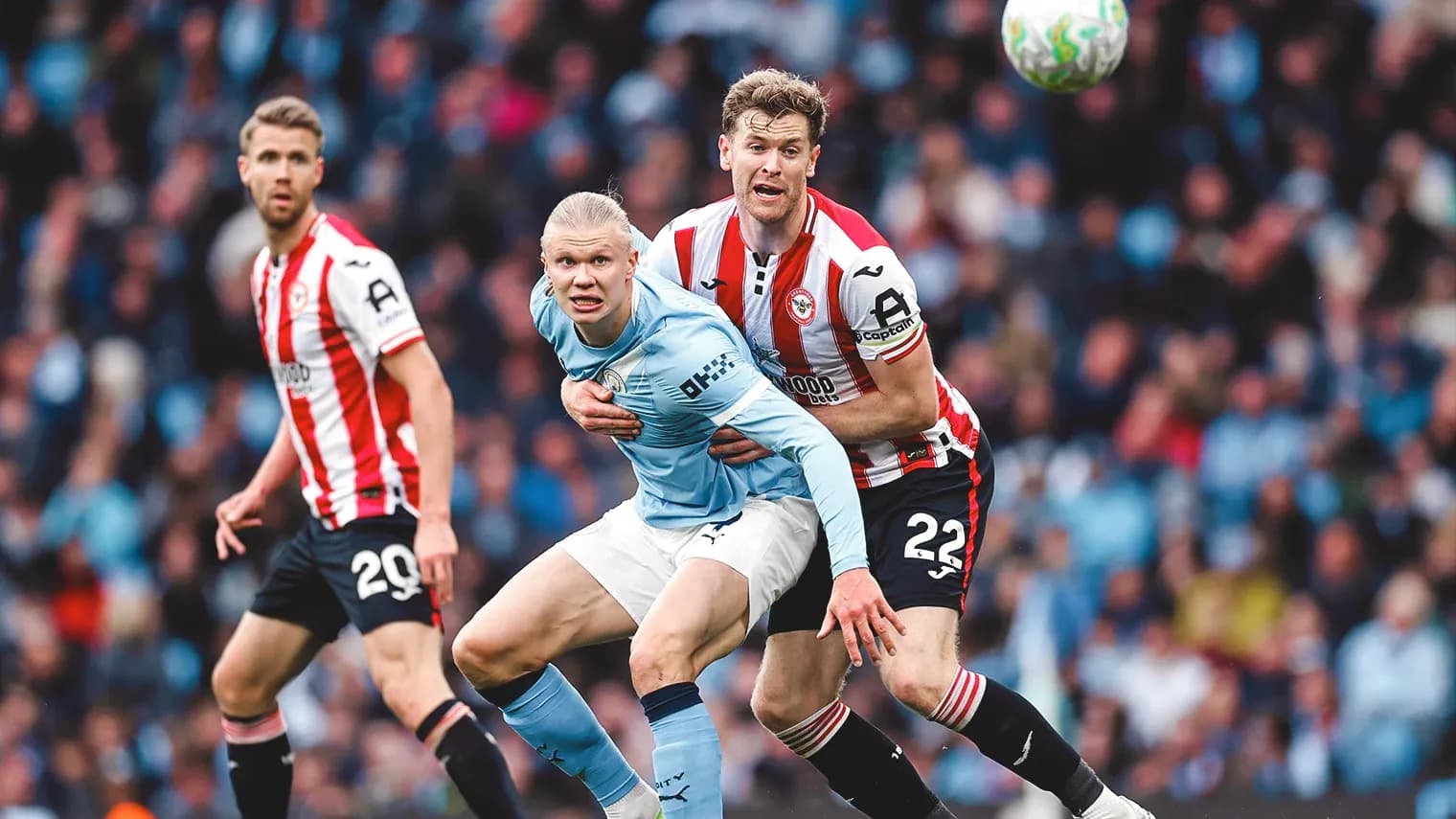 Jugadores de Manchester City y Brentford en acción