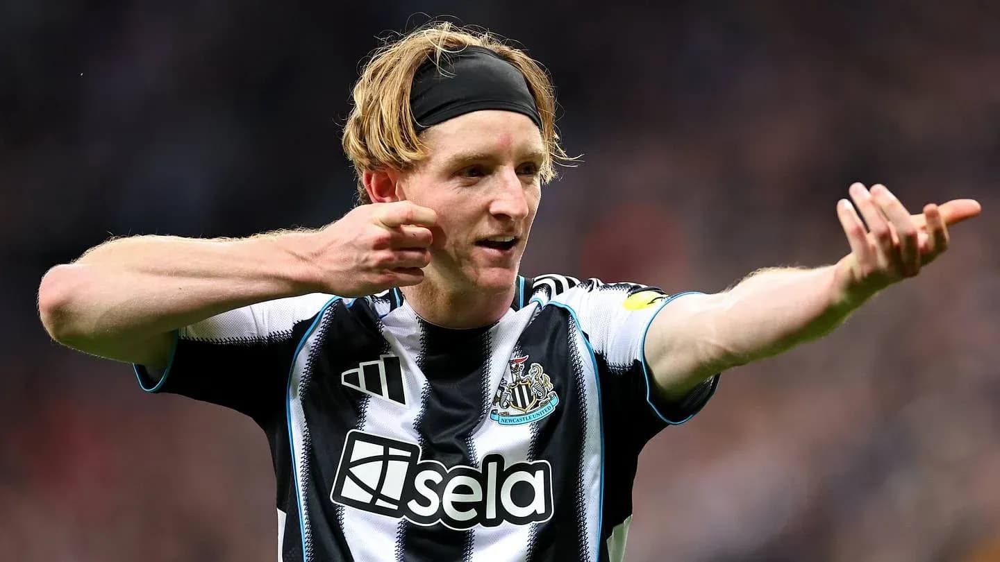 Jugador de Newcastle celebrando un gol en el campo