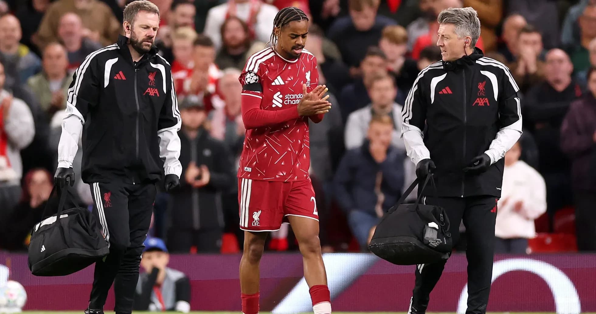 Jugador de Liverpool saliendo del campo con médicos