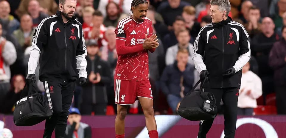 Jugador de Liverpool saliendo del campo con médicos