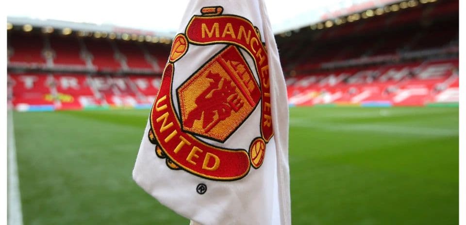 Esquina del campo con bandera de Manchester United
