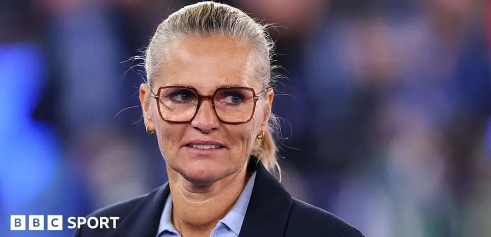 Mujer con gafas hablando en un evento deportivo