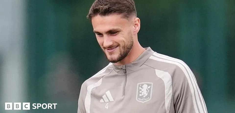 Jugador sonriendo durante entrenamiento con Aston Villa