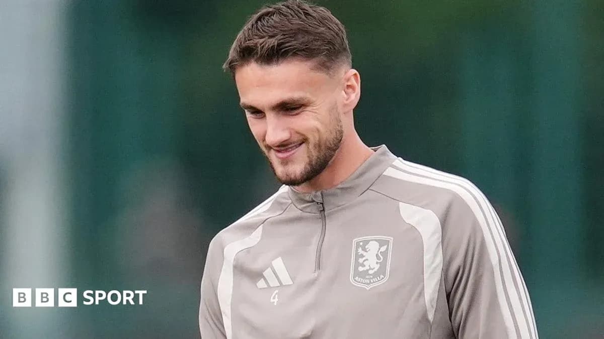 Jugador sonriendo durante entrenamiento con Aston Villa